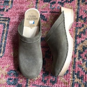 Sven low heel suede clogs taupe green size 41